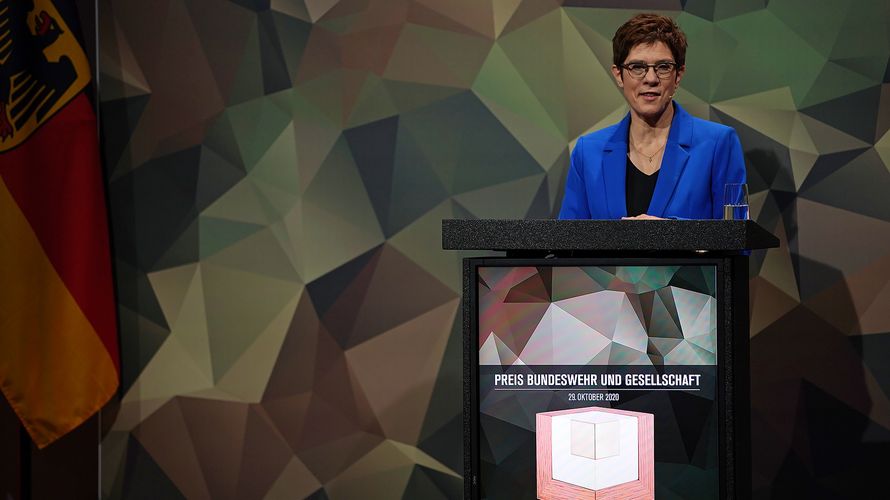 „Es ist und bleibt mir ein wichtiges Anliegen, dass die Angehörigen der Bundeswehr für ihren besonderen Dienst die verdiente Wertschätzung erfahren“, sagte Verteidigungsministerin Annegret Kramp-Karrenbauer. Foto: Bundeswehr/Sebastian Wilke