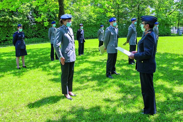 Generalstabsarzt Dr. Gesine Krüger bei der Ernennung von Leutnanten. Foto: Bundeswehr