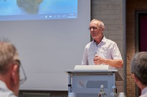 Vorsitzender ERH Albrecht Kiesner trägt zu Angelegenheiten der KERH vor. Foto: DBwV/Ingo Kaminsky