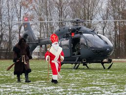 Beim HSG 64 kommt der Nikolaus standesgemäß mit einem Hubschrauber. Foto: DBwV/TruKa Laupheim