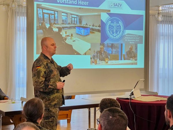 Vielfältige Informationen aus der aktuellen Arbeit des BundeswehrVerbandes hatte der Vorsitzende Heer Oberstleutnant Robert Thiele mitgebracht. Foto: Steffen Naumann 