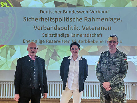 KERH-Vorsitzender Jürgen Schreier (l.) und Ines Aschbauer von der Kreisgruppe Oberland des Reservistenverbandes begrüßen den 2. Stellvertreter des Deutschen BundeswehrVerbandes zum Vortrag bei der Kameradschaft ERH Murnau. Foto: KERH/ResVerb