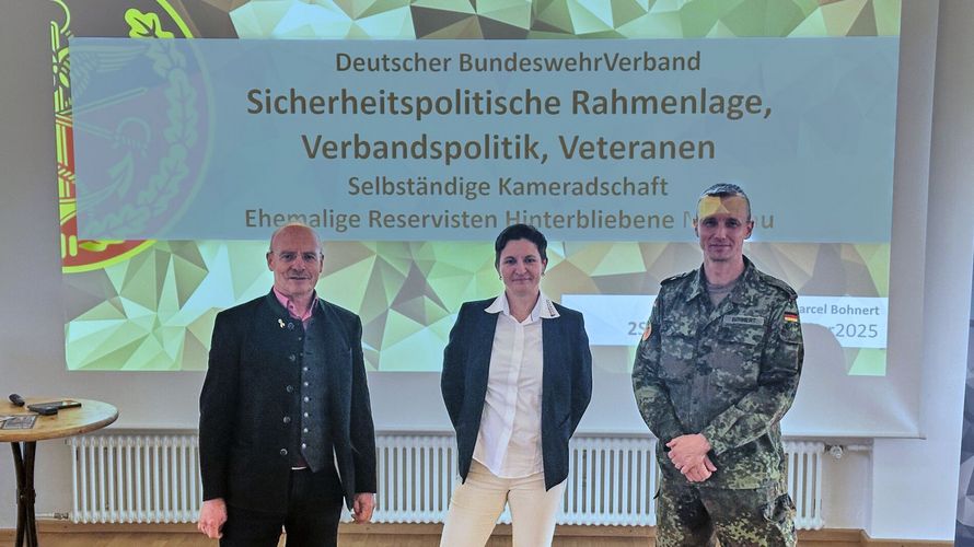KERH-Vorsitzender Jürgen Schreier (l.) und Ines Aschbauer von der Kreisgruppe Oberland des Reservistenverbandes begrüßen den 2. Stellvertreter des Deutschen BundeswehrVerbandes zum Vortrag bei der Kameradschaft ERH Murnau. Foto: KERH/ResVerb