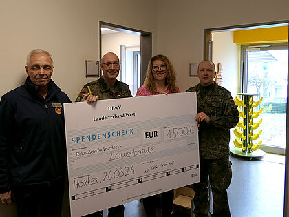 Spendenübergabe in Höxter: Insgesamt 1500 Euro wurden am Standort für die Ausstattung der KIta "Löwenbande" gesammelt. Foto: LV West