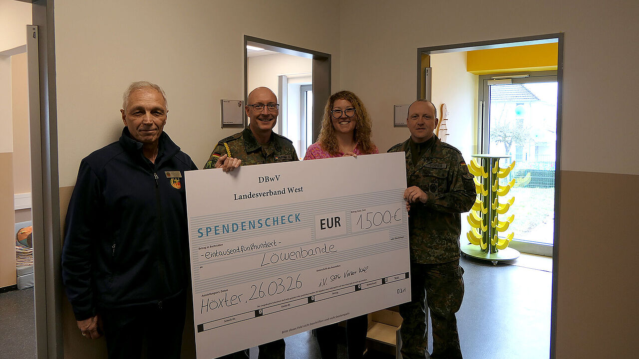 Spendenübergabe in Höxter: Insgesamt 1500 Euro wurden am Standort für die Ausstattung der KIta "Löwenbande" gesammelt. Foto: LV West