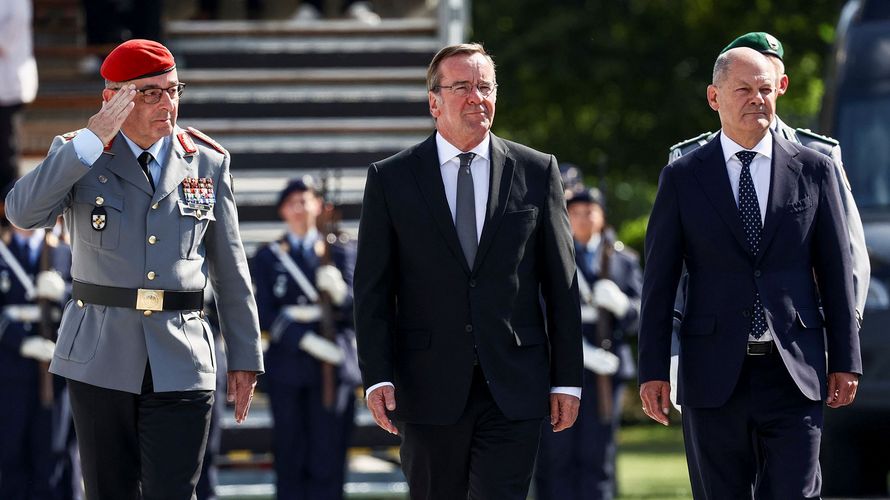 Auf dem Paradeplatz im Bendlerblock: Bundeskanzler Olaf Scholz, Verteidigungsminister Boris Pistorius und Generalinspekteur Carsten Breuer (v.r.n.l.) schreiten die Front ab. Foto: picture alliance/REUTERS/Liesa Johannssen
