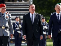Auf dem Paradeplatz im Bendlerblock: Bundeskanzler Olaf Scholz, Verteidigungsminister Boris Pistorius und Generalinspekteur Carsten Breuer (v.r.n.l.) schreiten die Front ab. Foto: picture alliance/REUTERS/Liesa Johannssen