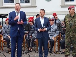 Der rheinland-pfälzische Innenminister Michael Ebling (v.l.) richtete gemeinsam mit dem Koblenzer Oberbügermeister David Langer und Heeresinspekteur Alfons Mais ein Grußwort an die Besucher. Foto: DBwV/Gerald Arleth