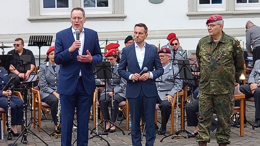 Der rheinland-pfälzische Innenminister Michael Ebling (v.l.) richtete gemeinsam mit dem Koblenzer Oberbügermeister David Langer und Heeresinspekteur Alfons Mais ein Grußwort an die Besucher. Foto: DBwV/Gerald Arleth