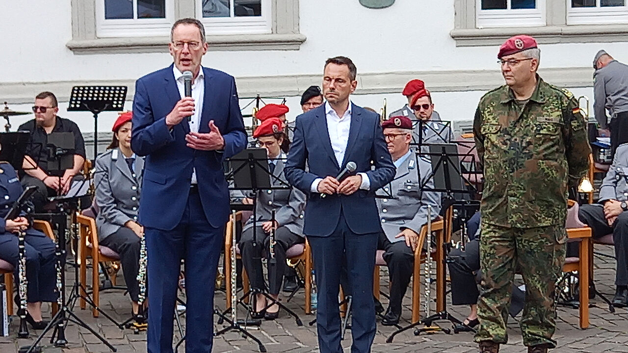 Der rheinland-pfälzische Innenminister Michael Ebling (v.l.) richtete gemeinsam mit dem Koblenzer Oberbügermeister David Langer und Heeresinspekteur Alfons Mais ein Grußwort an die Besucher. Foto: DBwV/Gerald Arleth