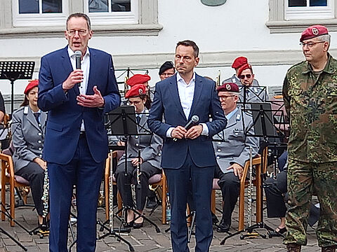 Der rheinland-pfälzische Innenminister Michael Ebling (v.l.) richtete gemeinsam mit dem Koblenzer Oberbügermeister David Langer und Heeresinspekteur Alfons Mais ein Grußwort an die Besucher. Foto: DBwV/Gerald Arleth