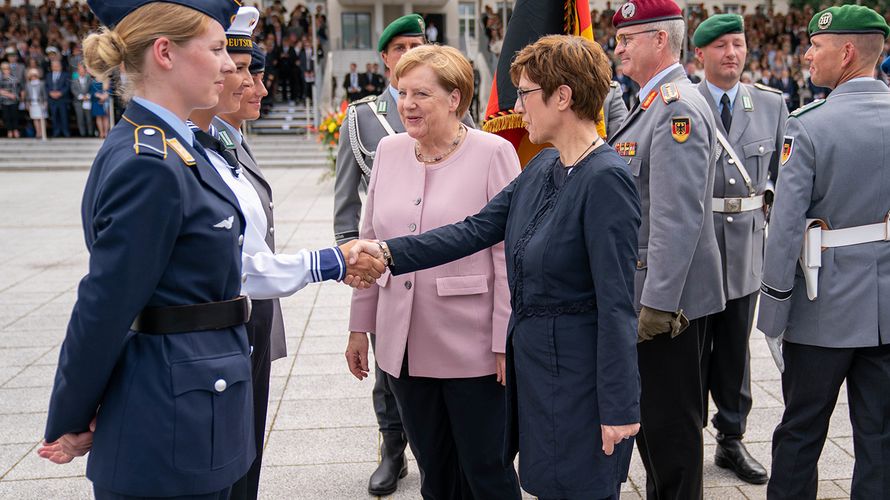 Annegret Kramp-Karrenbauer, Bundesvorsitzende der CDU, steht neben Bundeskanzlerin Angela Merkel (CDU) beim Gelöbnis im Bendlerblock. Das Gelöbnis fand im Gedenken an den Widerstand gegen die nationalsozialistische Gewaltherrschaft anlässlich des 75. Jahrestages des missglückten Attentats auf Adolf Hitler am 20. Juli 1944 statt. Foto: Michael Kappeler/dpa