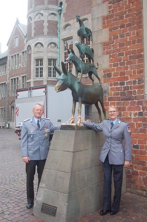 Jörg Struckmeier mit der Oberstabsgefreiten d.R. Stefanie Schnackenberg, Stellvertretende Landesvorsitzende Bremen im Verband der Reservisten der Deutschen Bundeswehr (VdRBw) und Gast der Tagung. Foto: DBwV