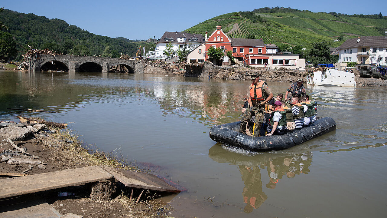 Die Bundeswehr bringt auf Schlauchbooten Anwohner über die Ahr. Mittlerweile wurde Schwimmstege und Behelfsbrücken errichtet. Foto: Twitter/Bundeswehr