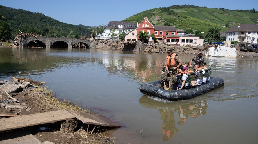 Die Bundeswehr bringt auf Schlauchbooten Anwohner über die Ahr. Mittlerweile wurde Schwimmstege und Behelfsbrücken errichtet. Foto: Twitter/Bundeswehr