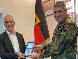 Durch Generalleutnant Markus Laubenthal (r.) erfuhr Oberstabsfeldwebel a.D. Jürgen Görlich ein hohes Zeichen der Wertschätzung und Anerkennung. Foto: DBwV