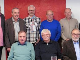 Der neue Vorstand: Dietmar Ziegler (Schriftführer, hinten v. l.), Johann Beron (Beisitzer), Klaus Wagner (Kassenverwalter), Christoph Auer (Vorsitzender), Wilmar Elzenbaumer (stellvertretender Vorsitzender), Horst Eckhard (Beisitzer) sowie Beisitzer Georg Arnold (vorne v. l.), Klaus Brömer und Hans-Joachim Seegis. Foto: Klaus Wagner