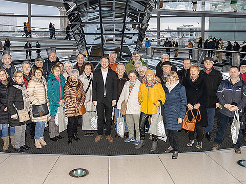 Die Reisegruppe der Kameradschaft ERH Niederstetten mit Abgeordneten Kevin Leiser (m) in der Kuppel des Reichstagsgebäudes. Foto: Uwe Paul