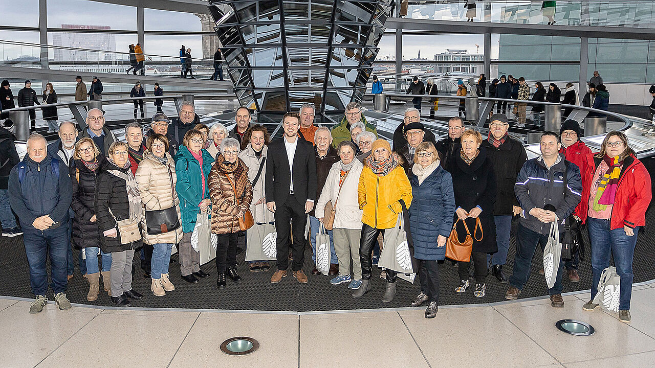 Die Reisegruppe der Kameradschaft ERH Niederstetten mit Abgeordneten Kevin Leiser (m) in der Kuppel des Reichstagsgebäudes. Foto: Uwe Paul