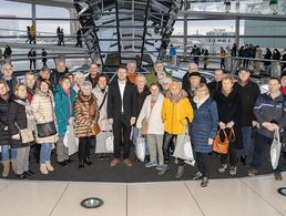 Die Reisegruppe der Kameradschaft ERH Niederstetten mit Abgeordneten Kevin Leiser (m) in der Kuppel des Reichstagsgebäudes. Foto: Uwe Paul