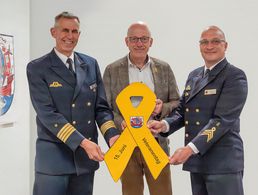 Freuen sich auf den Gottesdienst zum Veteranentag in Bremerhaven: Kapitän zur See und Kommandeur der MOS, Andreas Martin Seidl, Stadtverordnetenvorsteher Torsten von Haaren und Ingo Minkau vom Deutschen BundeswehrVerband. Foto: Magistratspressestelle / Rebecca Rademacher