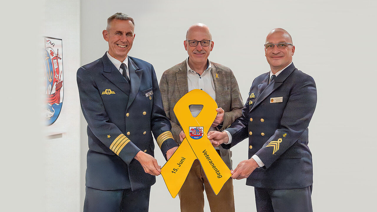 Freuen sich auf den Gottesdienst zum Veteranentag in Bremerhaven: Kapitän zur See und Kommandeur der MOS, Andreas Martin Seidl, Stadtverordnetenvorsteher Torsten von Haaren und Ingo Minkau vom Deutschen BundeswehrVerband. Foto: Magistratspressestelle / Rebecca Rademacher