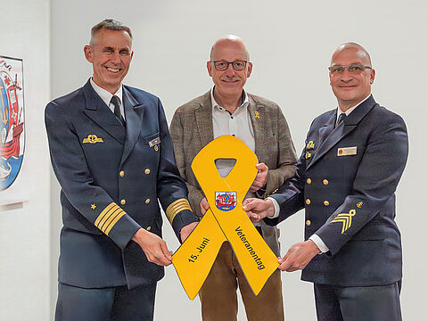 Freuen sich auf den Gottesdienst zum Veteranentag in Bremerhaven: Kapitän zur See und Kommandeur der MOS, Andreas Martin Seidl, Stadtverordnetenvorsteher Torsten von Haaren und Ingo Minkau vom Deutschen BundeswehrVerband. Foto: Magistratspressestelle / Rebecca Rademacher