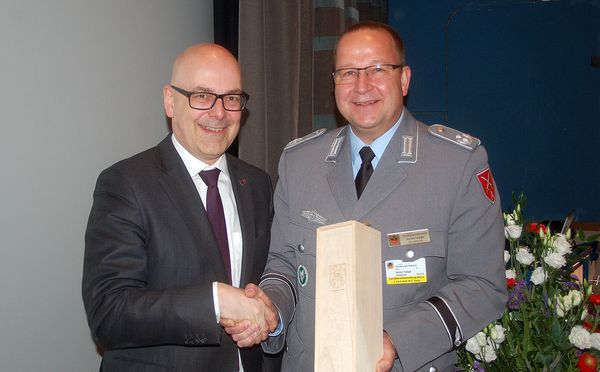 v.r: Tagungspräsident HeikoTadge dankt Ministerpräsident Torsten Albig für dessen Grußwort (Foto: DBwV