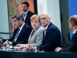 Bayerns Ministerpräsident Markus Söder (v.l.), Bundeskanzlerin Angela Merkel, Peter Tschentscher, Erster Bürgermeister von Hamburg, und Bundesfinanzminister Olaf Scholz äußern sich bei einer Pressekonferenz zum weiteren Vorgehen in der Corona-Krise. Foto: Bernd von Jutrczenka/dpa-Pool/dpa