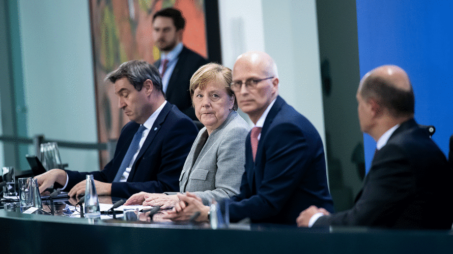 Bayerns Ministerpräsident Markus Söder (v.l.), Bundeskanzlerin Angela Merkel, Peter Tschentscher, Erster Bürgermeister von Hamburg, und Bundesfinanzminister Olaf Scholz äußern sich bei einer Pressekonferenz zum weiteren Vorgehen in der Corona-Krise. Foto: Bernd von Jutrczenka/dpa-Pool/dpa