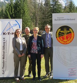 Stabsfeldwebel a. D. Gerhard Stärk (r.), Landesvorsitzender Süddeutschland, mit Anja Mücke aus dem Verteidigungsministerium, Oberst Michael Rüdiger Warter, Kommandeur der Kaserne Mittenwald, und Moderatorin Dr. Margit Aufterbeck-Martin (von links). 