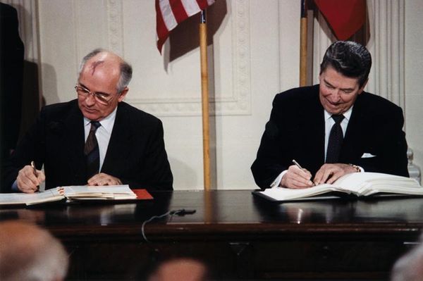 US-Präsident Reagan (r.) und der sowjetische Generalsekretär Gorbatschow unterzeichnen 1987 den INF-Vertrag im Weißen Haus Foto: White House Photographic Office