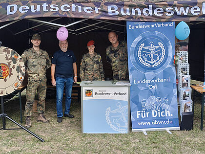 Im Vorfeld des feierlichen Gelöbnisses hatte das Versorgungsbataillon 131 zu einem Elterntag in die Kyffhäuser-Kaserne eingeladen, bei dem sich auch der DBwV mit einem Informationsstand präsentierte. Foto: Maike Belletti
