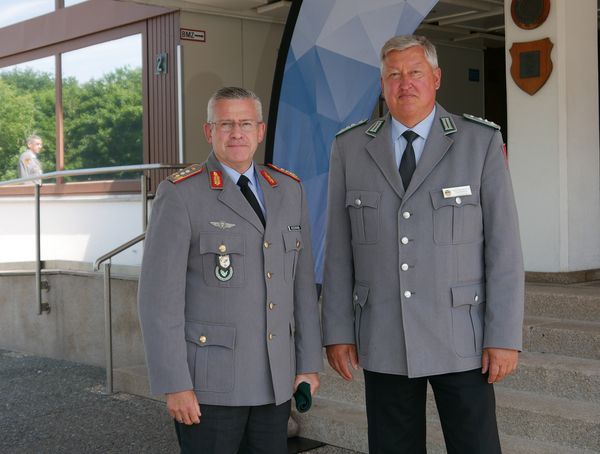 Generalleutnant André Bodemann (l.) wurde von Oberst Thomas Behr begrüßt. Foto: DBwV
