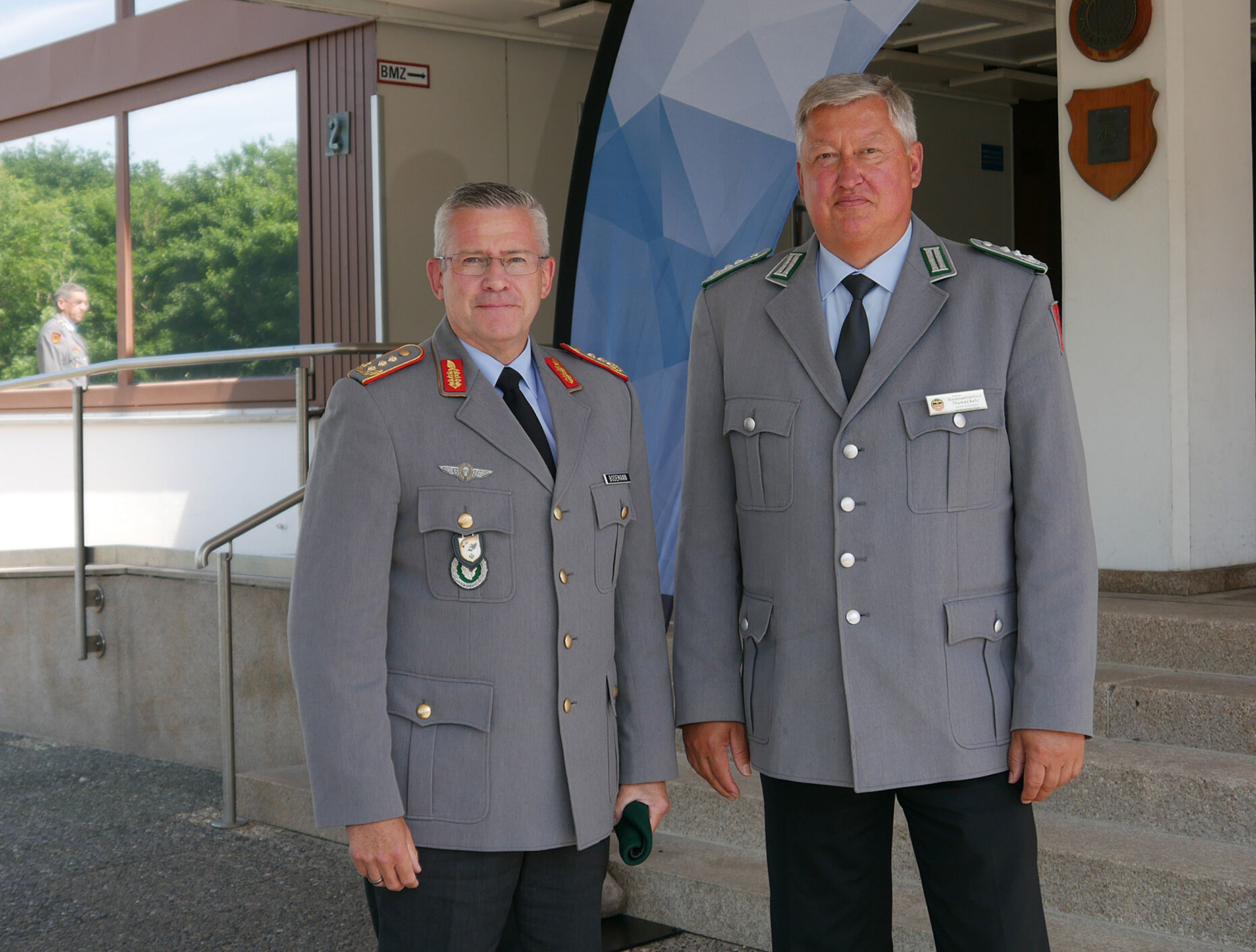 Generalleutnant André Bodemann (l.) wurde von Oberst Thomas Behr begrüßt. Foto: DBwV
