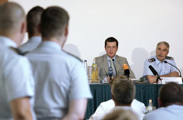 Beim letzten Parlament der Wehrpflichtigen am 28. Juni 2010 stellen sich Verteidigungsminister Karl-Theodor zu Guttenberg und Bundesvorsitzender Oberst Ulrich Kirsch den Fragen der Delegierten. Foto: Bundeswehr/Andrea Bienert