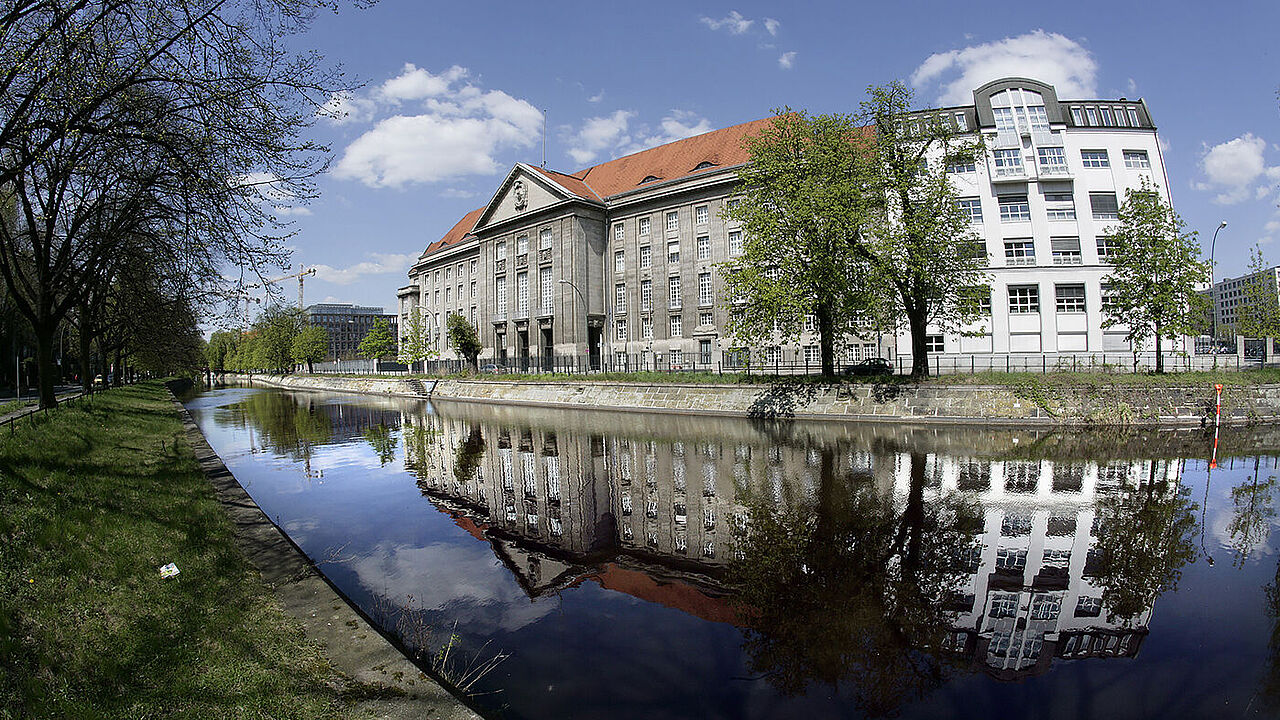 Das BMVg hat 4600 zusätzliche Haushaltsstellen für Zivilbeschäftigte bis 2025 beschlossen. Foto: Bundeswehr/Andrea Bienert  