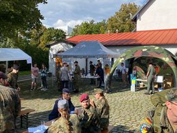 Militärseelsorge und DBwV an der UniBw stellen sich den Studierenden des Jahrgangs 2021 vor. Foto: Truka UniBw München