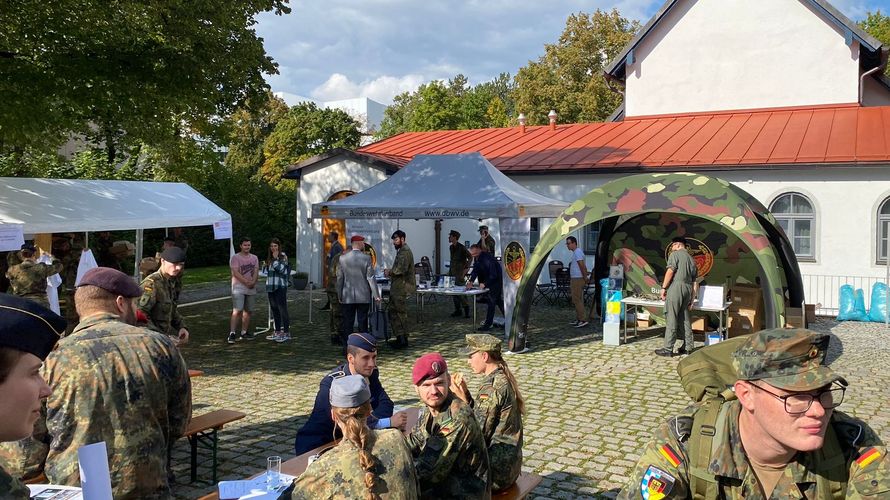 Militärseelsorge und DBwV an der UniBw stellen sich den Studierenden des Jahrgangs 2021 vor. Foto: Truka UniBw München