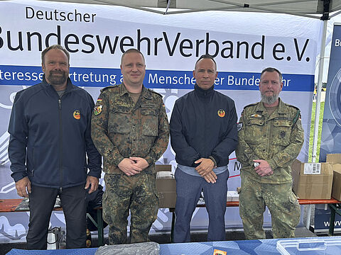 Beim Familientag am Standort Niederstetten unterstützten am Stand des DBwV Bezirksvorsitzender Gerd-Josef-Bobb, StoKa-Vorsitzender Stabsgefreiter Nico Löschner, Johnny Graf und Stellvertreter Nötzold. Fotos: Nico Löschner