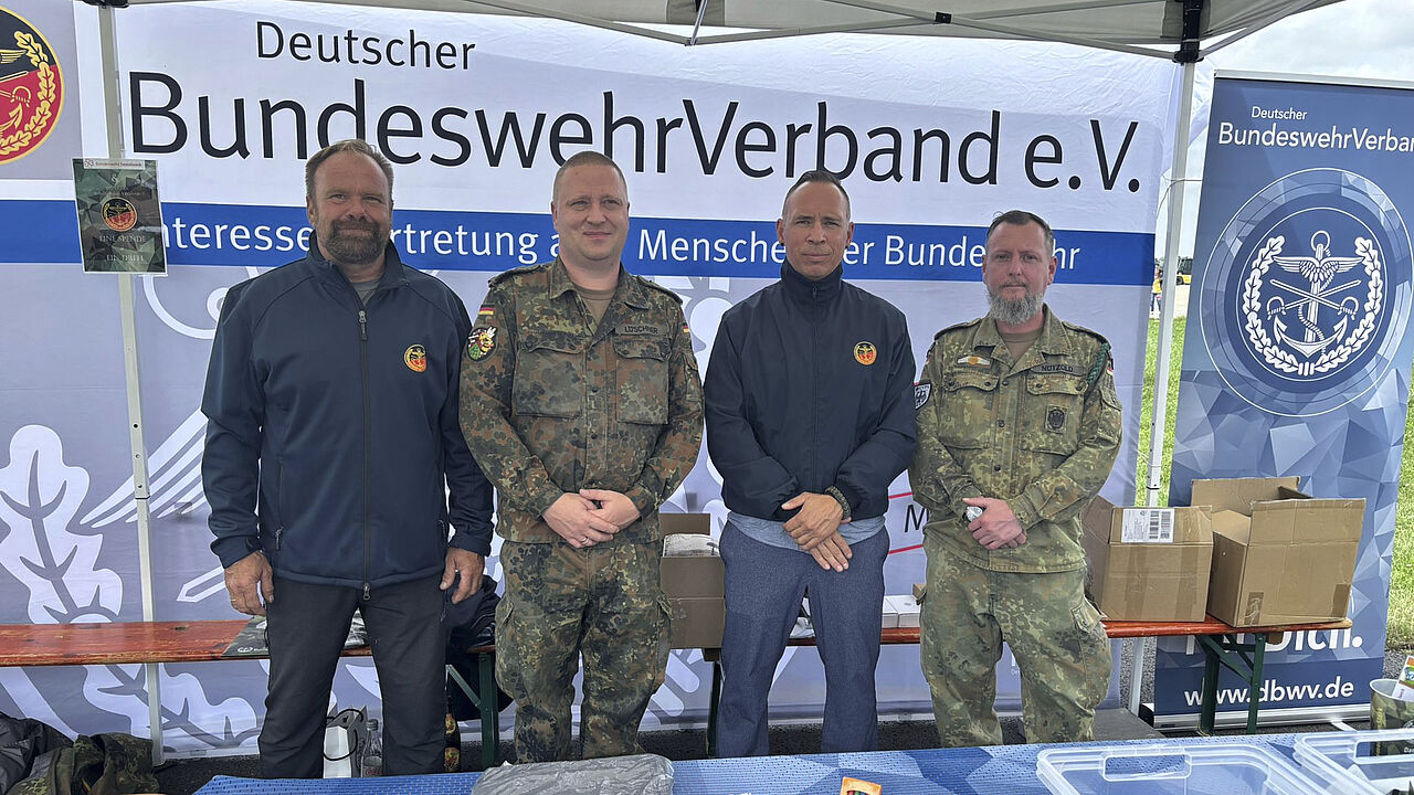 Beim Familientag am Standort Niederstetten unterstützten am Stand des DBwV Bezirksvorsitzender Gerd-Josef-Bobb, StoKa-Vorsitzender Stabsgefreiter Nico Löschner, Johnny Graf und Stellvertreter Nötzold. Fotos: Nico Löschner