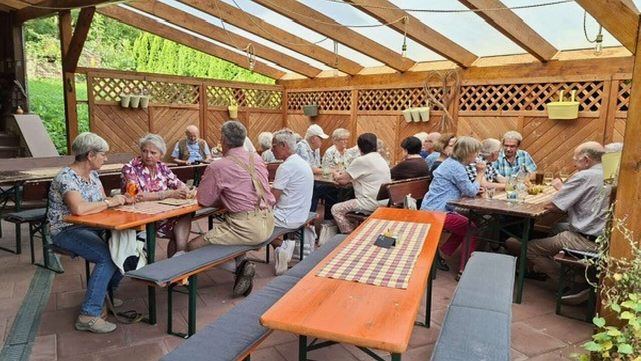 Den hitzebedingten Ausfall der traditionellen Herbstwanderung ersetzten die Wanderfreude der KERH mit einem geselligen Treffen im Besen beim Weingut Krug. Foto: Carina Rother