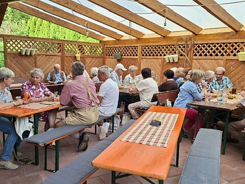 Den hitzebedingten Ausfall der traditionellen Herbstwanderung ersetzten die Wanderfreude der KERH mit einem geselligen Treffen im Besen beim Weingut Krug. Foto: Carina Rother