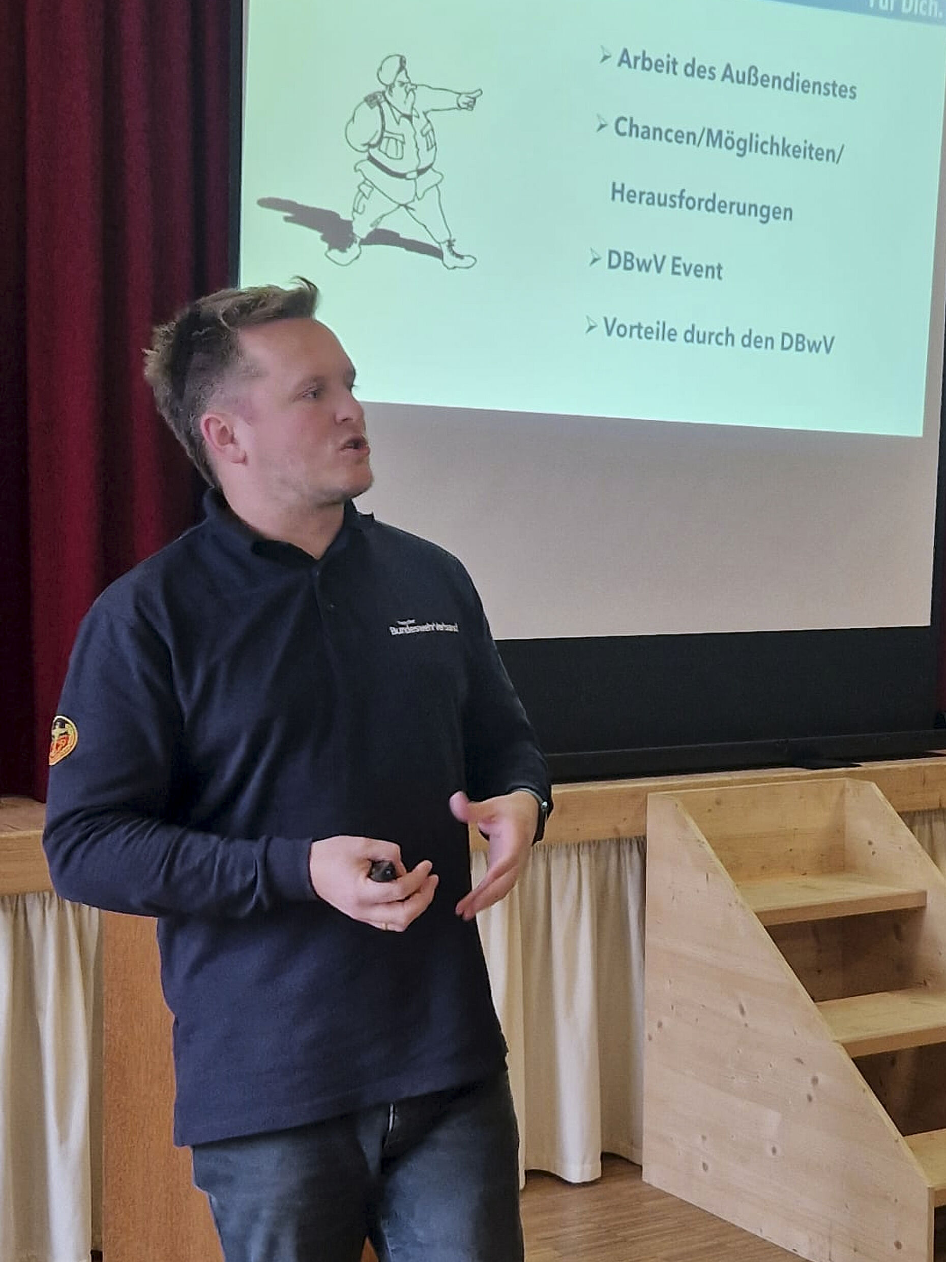 Oberleutnant d.R. Sebastian Frey berichtete über die Arbeit des Außendienstes. Foto: Franz Jung
