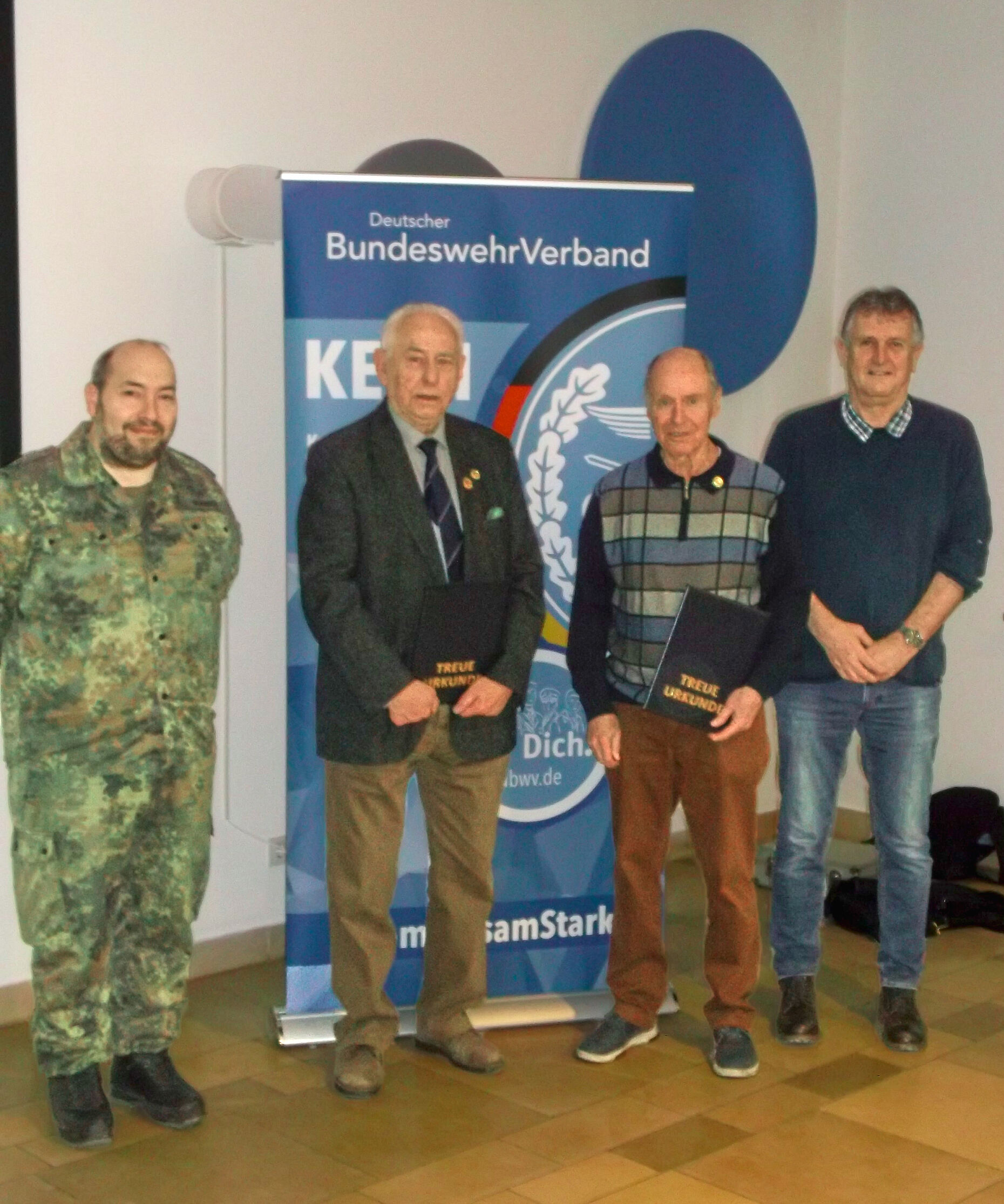 Ein Höhepunkt war die Ehrung von Oberstleutnant a.D. Günter Reichel und Oberstleutnant a.D. Udo Eichler für über 60 Jahre treue Verbandszugehörigkeit. Foto: Robert Wechsler