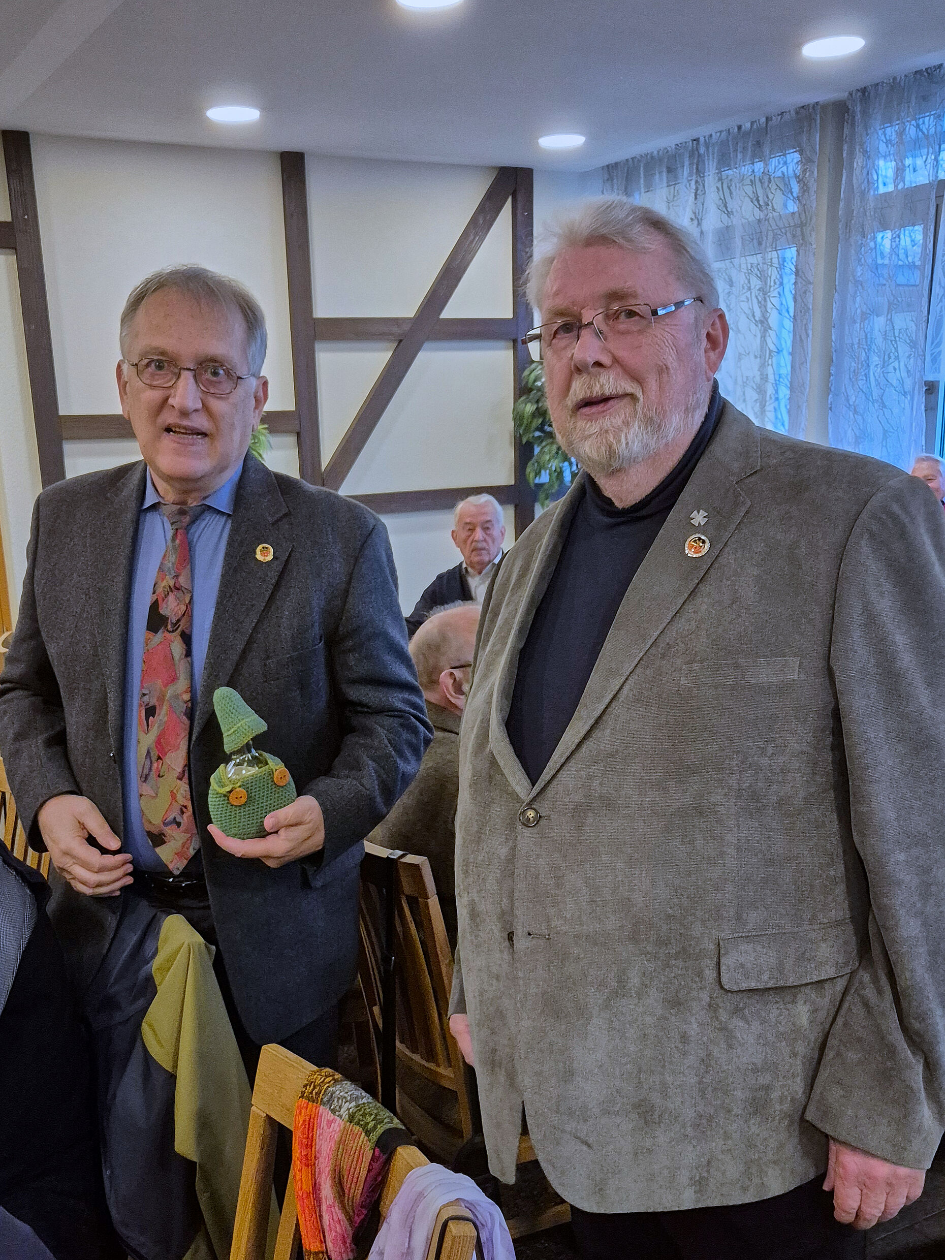 Vorsitzender Feldwebel d.R. Siegbert Schneider dankte Stabsfeldwebel a.D. Ekkehard Wiehn bei seiner Verabschiedung aus dem Vorstand für seine langjährige Mitarbeit. Foto: Roland Stengl