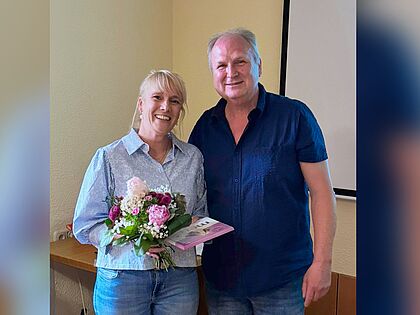 KERH-Vorsitzender Stabsfeldwebel a.D. Markus Schaubeck dankte Carmen Schlosser vom Sozialdienst der Bundeswehr für ihren informativen und hilfreichen Vortrag zu dem sensiblen Thema „Todesfall“. Foto: Markus Schaubeck