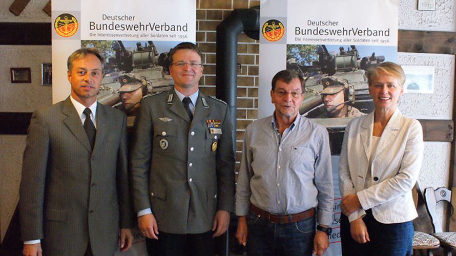 von links: Michael Merz, Bürgermeister von Ransbach-Baumbach, DBwV-Chef Oberstleutnant André Wüstner, Oberstleutnant a.D. Siegbert Weiß, Vorsitzender der KERH Westerwald, Gabriele Wieland, Bürgermeisterin von Montabaur, MdL. Foto: DBwV