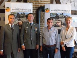 von links: Michael Merz, Bürgermeister von Ransbach-Baumbach, DBwV-Chef Oberstleutnant André Wüstner, Oberstleutnant a.D. Siegbert Weiß, Vorsitzender der KERH Westerwald, Gabriele Wieland, Bürgermeisterin von Montabaur, MdL. Foto: DBwV