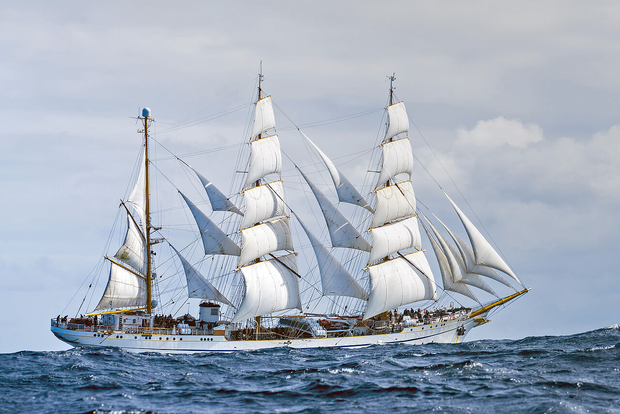 Erfolg für die „Gorch Fock" und ihre Besatzung: Bei der „Five Sister Trophy" von New York nach Boston kam das Segelschulschiff der Marine als Erstes ins Ziel. Foto: Bundeswehr/Marcel Kröncke